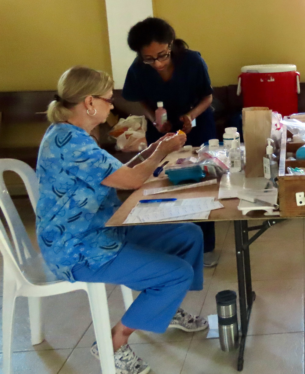 public health students working in the Dominican Republic providing care.