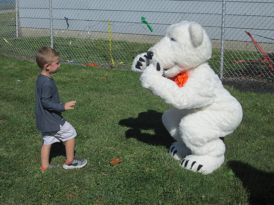 CDC student playing with ONU mascot Klondike