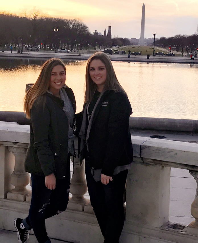 ONU students standing in front of the Washington monument