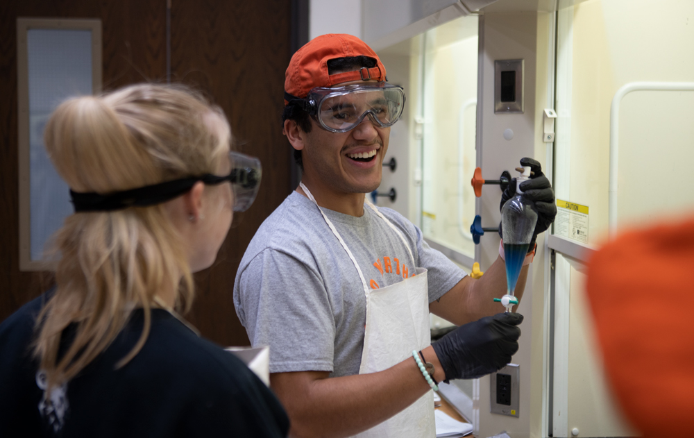 chemistry students work in the lab. 