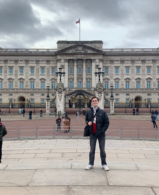 Jingo - Visiting Buckingham Palace in London.