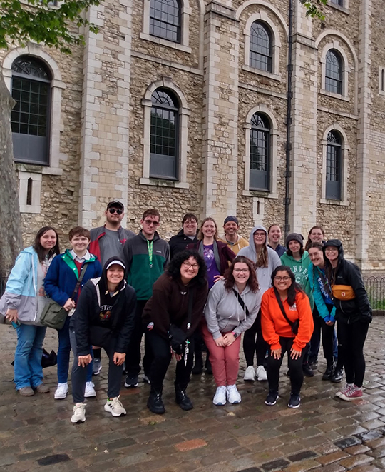 Photo of the group of ONU students in front of a building