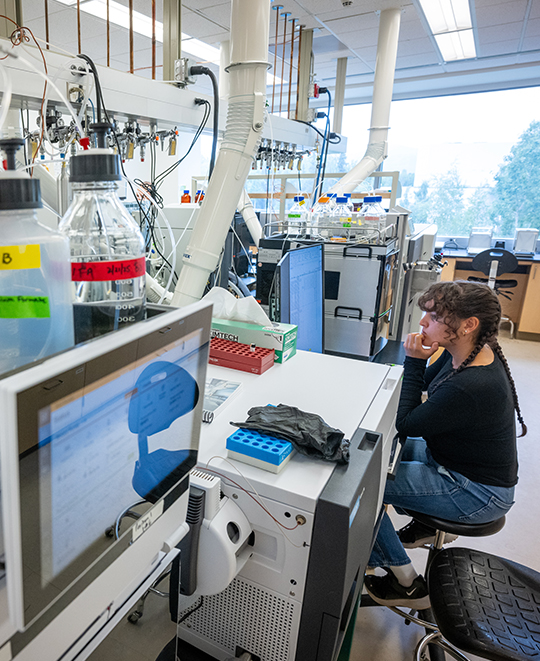 Photo of Elizabeth working in a lab
