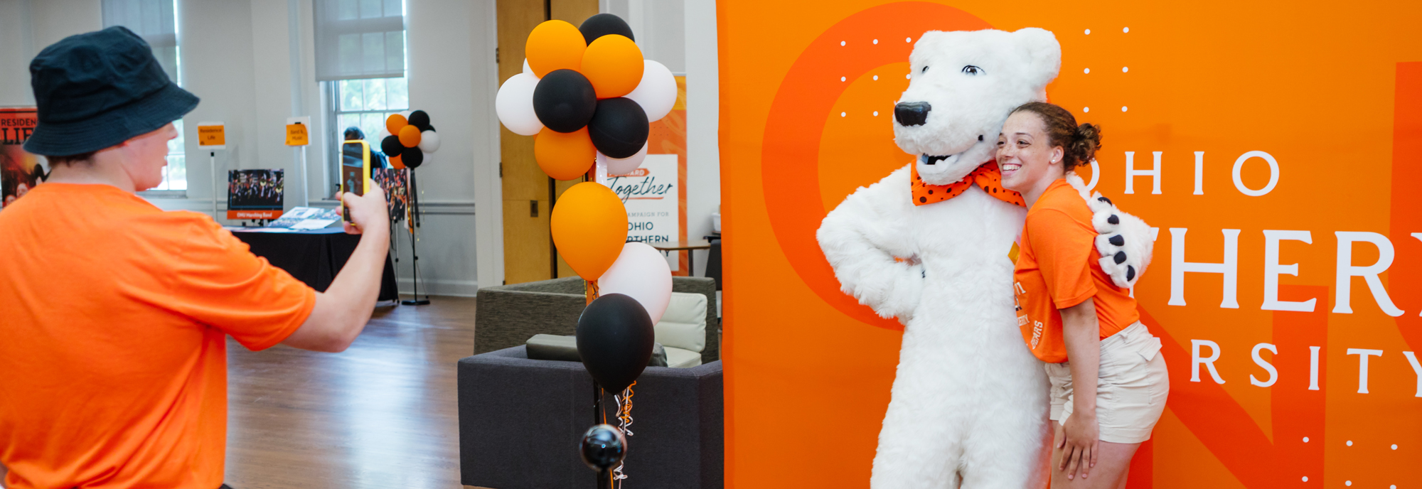 A student giving a hug to ONU mascot Klondike