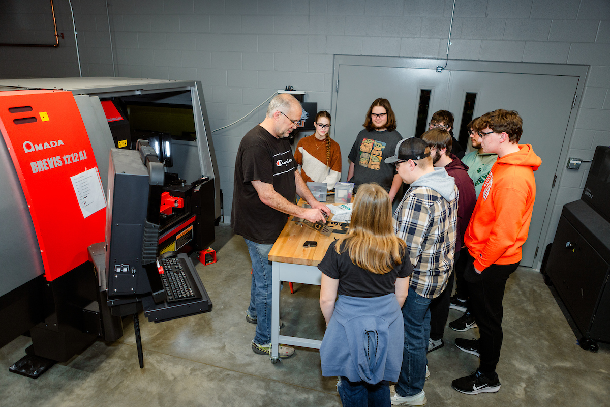 students in manufacturing lab