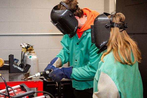 News Article Image - Students dive into advanced manufacturing technology