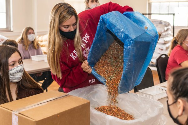 News Article Image - ONU volunteers make thousands of meals for global distribution