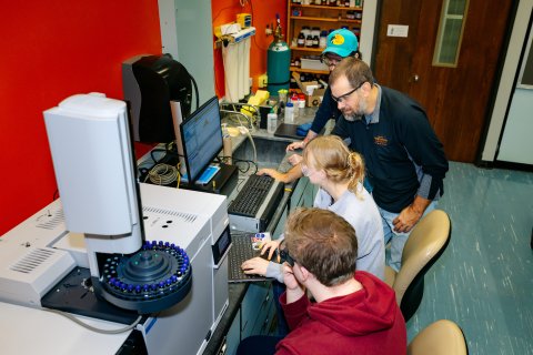 Another photo of ONU student in the lab with a faculty mentor helping