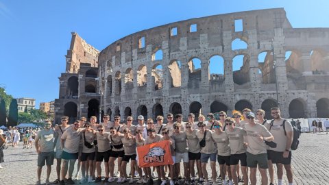 Photo of the ONU Soccer team with the colosseum in the background