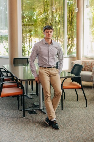 Photo of Bronsin leaning on a table