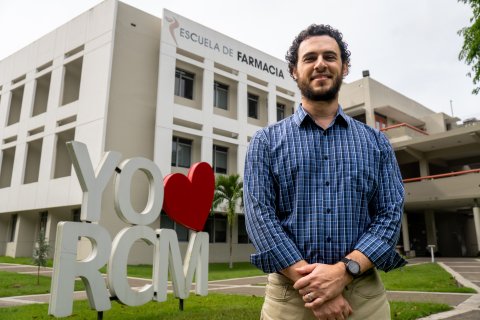 Photo of Kyle posing in front of "yo heart RCM" statue