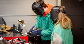 Photo of ONU students using the Don Wood lab