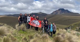 Photo of ONU students posing with ONU flag in Ecuador