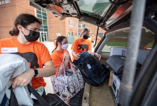 Three ONU students help with Move-In Day 2022.