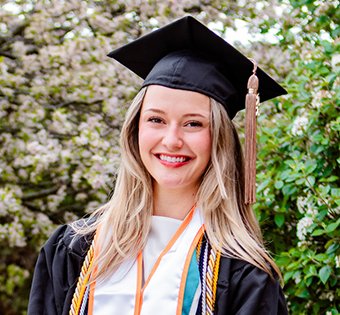 Photo Chrissy in her cap and gown